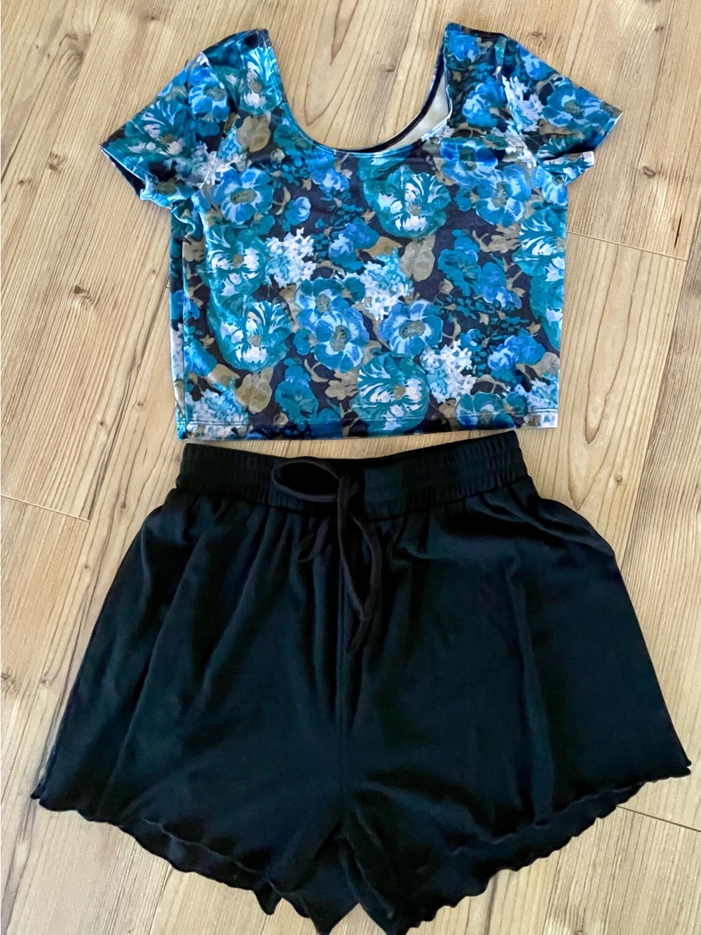 Crop top and Scalloped Hem Shorts Set